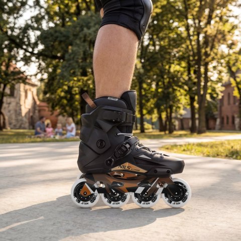 NA1601 ŁYŻWOROLKI SLALOMOWE SLAYD CZARNE ROZM. 45 NILS EXTREME