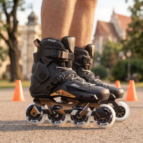 NA1601 ŁYŻWOROLKI SLALOMOWE SLAYD CZARNE ROZM. 46 NILS EXTREME